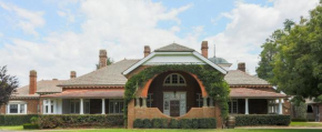 Отель Petersons Armidale Winery and Guesthouse  Армидейл